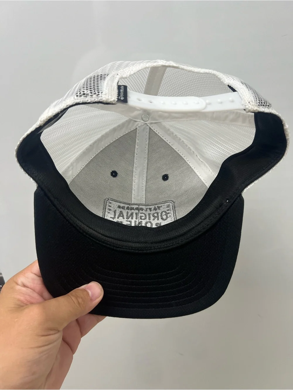 TaylorMade Black & White 'Original One' Trucker Cap - Picture 4 of 4